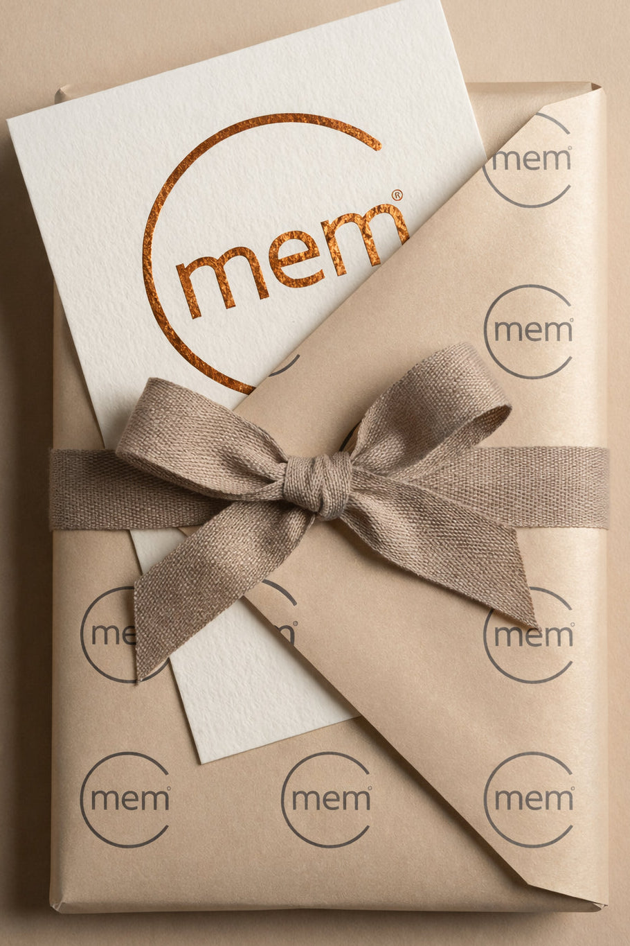 Sobre con tarjeta regalo y cinta de estraza