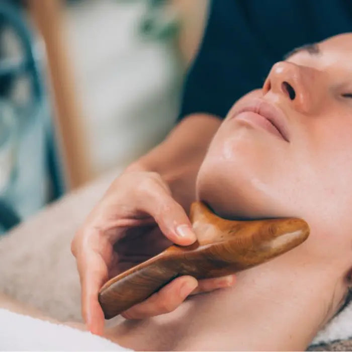 mujer recibiendo tratamiento facial con maderoterápia