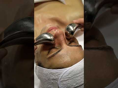 mujer recibiendo un tratamiento facial con enfriadores 